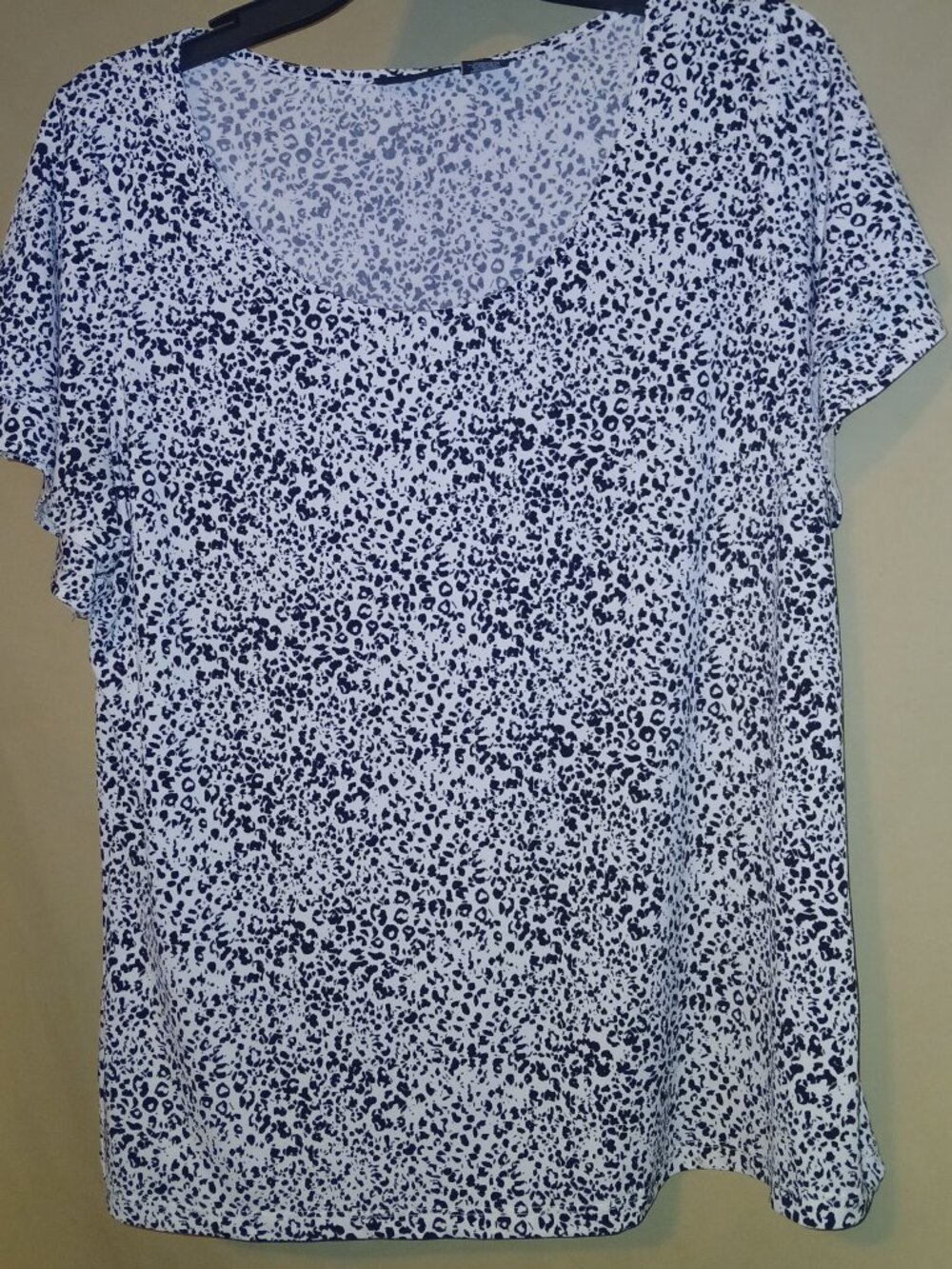 Tahari White and Navy Leopard Print Short Sleeve Scoop Neck Top Women's L